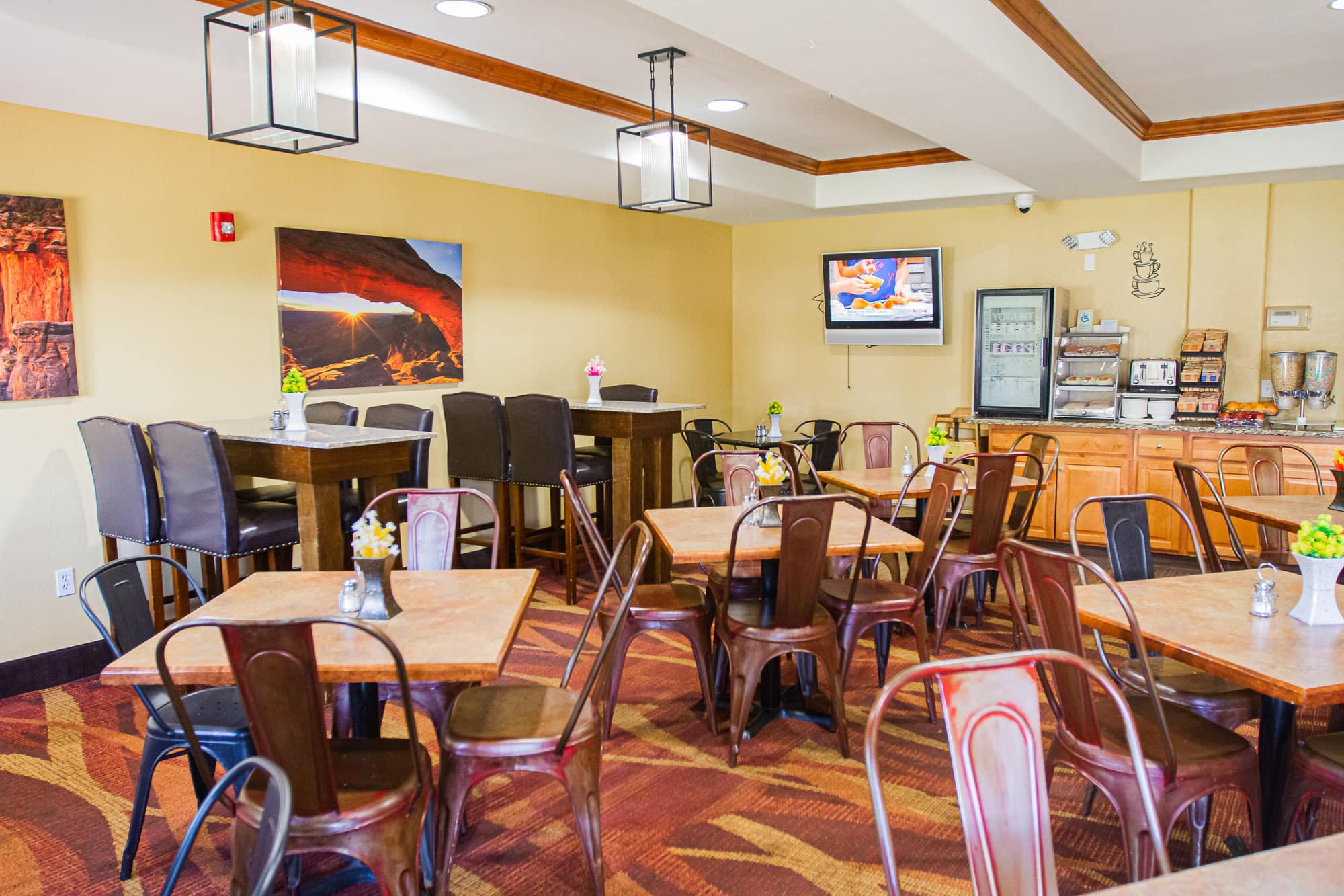 First Choice Inn's breakfast area with tables and chairs